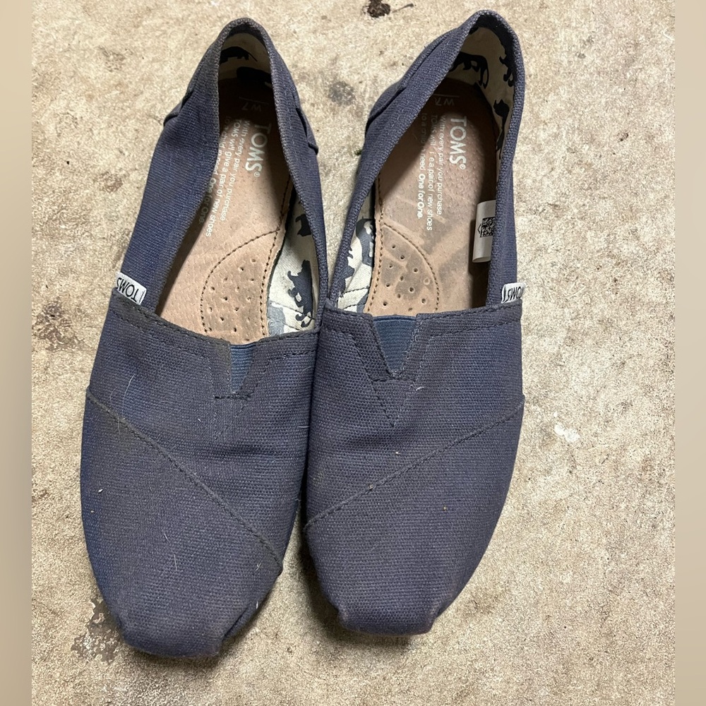 Toms navy blue, size 7